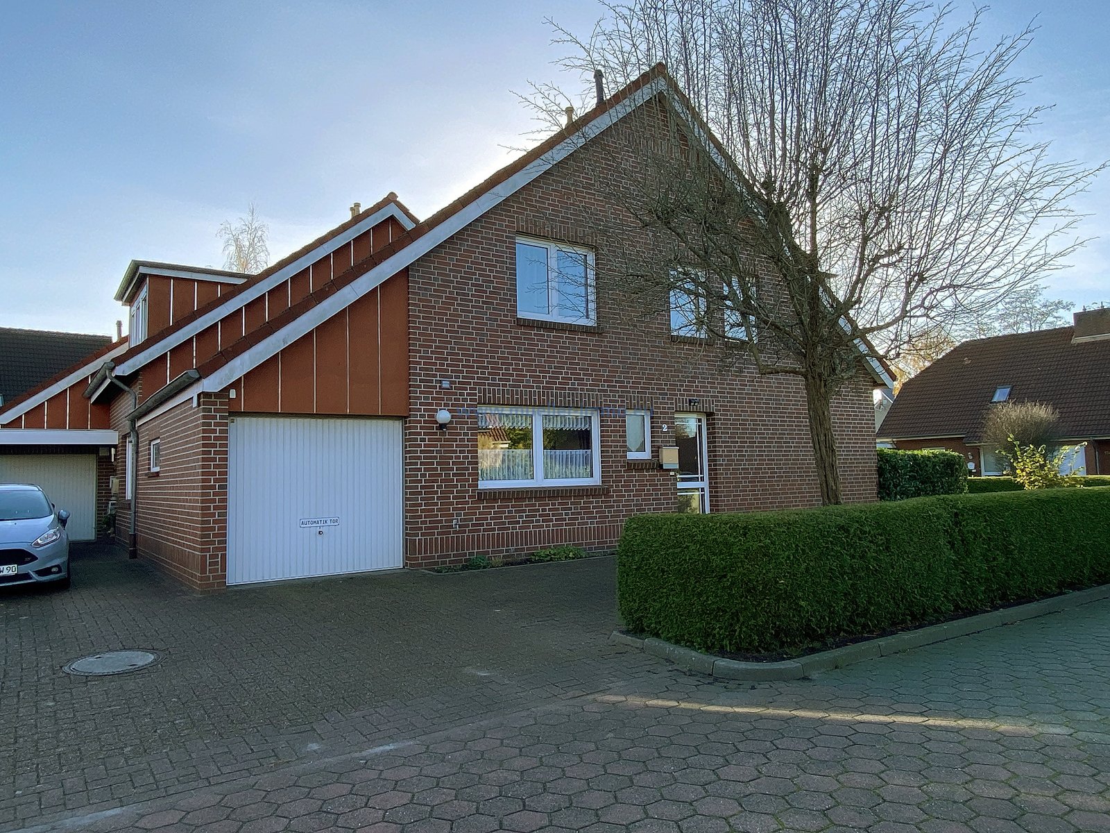 Sehr ruhige Lage, gepflegte Doppelhaushälfte mit Garage in Leer